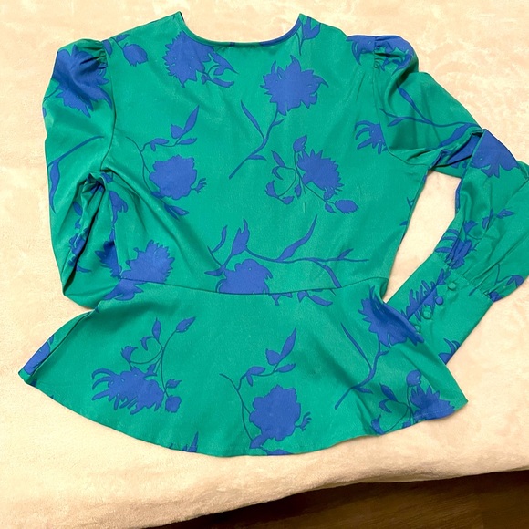 NWOT Vivid floral patterned blouse XS - Picture 6 of 9